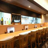 清潔で広々とした店内は、茶系のインテリアで統一されています。黒板のオススメメニューの他に裏メニューも充実していますので、食べてみたい料理や気になる食材があれば店主まで気軽に相談を。