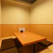 「お客様の要望に応えられるような設計しました」と店主が言うように、壁で仕切ってある個室やテーブル席は隣に気兼ねなく会話が楽しめる設計。またロールスクリーンで仕切られている座敷席は大人数収容可能です。