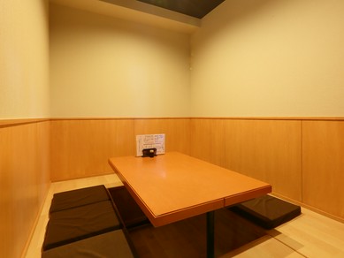 壁で仕切られた個室で、会話を楽しみながら料理に舌鼓を打つ