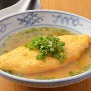 やわらかく焼き上げたオムレツはキクラゲの佃煮を包んでいます。それを自慢のカツオと昆布のダシでいただく。玉子の甘さとキクラゲの佃煮の塩辛さ、そして風味豊かなダシが合わさり、絶妙な味わいをつくり上げます。