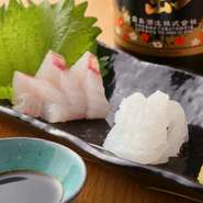 早朝に仕入れた魚介を新鮮なうちに味わう。この日はカンパチとイカ。醤油は店主好みの合わせ醤油。魚の風味を合わせ醤油が際立てます。