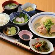 「毎日のように通ってくださるお客様がいらっしゃるので、ランチの内容は毎日変えています」という店主。特にメイン料理は煮物、焼き物、揚げ物とローテーションを組むことで、飽きがこないよう工夫されています。