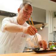 和食のコースに入れて欲しい一品、苦手な食材など伝えていただいたら、それに合わせて流れを組み立てます。長年にわたって専門で揚げていたてんぷらはぜひコースに加えていただきたい一品です。