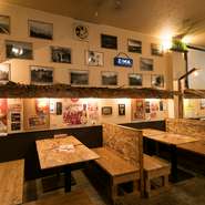 店内は手づくりで味のある内装。まさに気分はハワイアンリゾートです。プロジェクターを使って映像を流したりといった演出もOK。歓送迎会や誕生日を盛り上げてくれます。