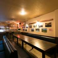 2階は宴会用スペースとなっており、50名より貸切での利用もできます。ミーティング、イベントなど多目的スペースとしての貸し出しもされているので、お店にお問い合わせを。キッズスペースも設置されています。