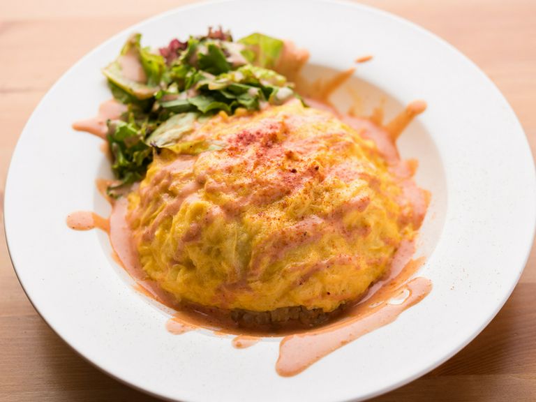 ガーリックライスとクリーミーソースが相性抜群『アグーオムライス』