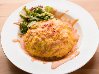 ガーリックライスとクリーミーソースが相性抜群『アグーオムライス』