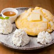 オーダーが入ってからメレンゲを使用して生地をつくってくれるので、ふわふわでしっとりとした仕上がりです。まずははちみつをかけてシンプルに。別料金でバニラアイスのトッピングができます。