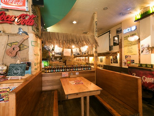 リゾート気分に浸れるハワイアンな店内