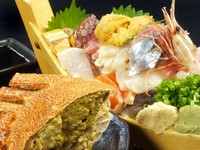 当店ではお通しとして「舟盛り」と「蟹盛り」を人数分必ずお出しいたします。（コース以外）