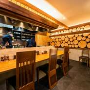 鉄板を間近で眺められるカウンターは、自然に会話が弾むおすすめの場所。ゆったりとくつろぎながら、充実した大切な時間を過ごせます。肩肘を張らない大人のデートに最適。