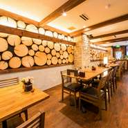 店内すべてを利用すれば、40名までのパーティーにも可能。少人数ならば、人数に合わせたテーブルアレンジも対応しています。プランのグレードアップや飲み放題の内容など、質問やリクエストも随時受け中。