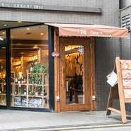 四条烏丸駅から徒歩5分という、駅近にあるアクセス抜群のお店です。店内は木材を大胆に使い、カウンターからテーブルまでオシャレで温かみのある雰囲気。こだわり鉄板料理を中心としたさまざまな料理を楽しめます。