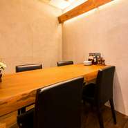 漆喰や一枚板のテーブル、そして間接照明といったインテリアなど、細部までこだわり誂えられた個室。大切な人との時間やおもてなしの席、そしてくつろぎのひと時に、欠かせない個室が完備されています。