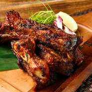 味噌だれをからめた後に、じっくりと火入れをしたら完成。ぱりっとした食感に包まれた、ジューシーな豚肉は絶品です。豪快に手づかみ＆シェアスタイルで！