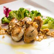 ワインだけでなく、さまざまなドリンクと相性抜群の一皿。オープン以来人気急上昇のメニューです。