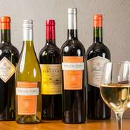 飲み比べできるさまざまな種類のワインが集められています。おしゃれな雰囲気とぴったり合う一本と共に、大人の時間を満喫。