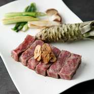 おいしい牛肉、というと、A5ランクというイメージがありますが、鉄板焼きであれば、赤身と霜降りのバランスがいい、A4ランクがベストだと考えます。私が厳選させていただいた、こだわりの和牛。ぜひご賞味ください。