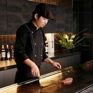 ごくたまに、目の前に調理人がいることで緊張してしまう、という方もいらっしゃいます。そういうお客様には、タイミングをはかり、できる限り話しかけ、会話を楽しんでいただけるようにしています。