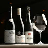フランス産のワインを中心に価格と味わいのバランスのとれた物を約140種類リストアップしています。ハーフサイズボトルも豊富に揃っていますので、様々なワインをお楽しみください。
