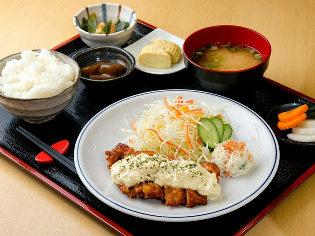 特製の調味液に漬けこみ、二度揚げしたやわらかくジューシーな鶏肉がクセになる『チキン南蛮定食』