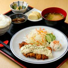 特製の調味液に漬けこみ、二度揚げしたやわらかくジューシーな鶏肉がクセになる『チキン南蛮定食』