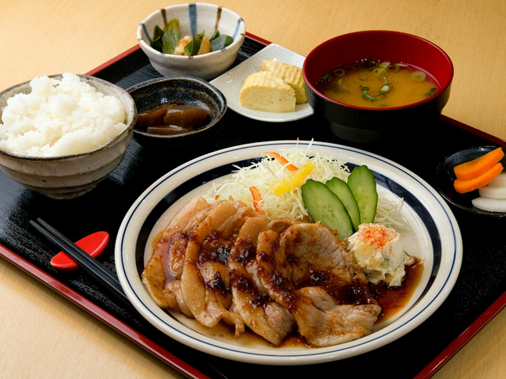 「京の都もち豚」を手作りのタレに絡めて焼く。肉の甘味と生姜の香りが食欲をそそる『豚の生姜焼き定食』