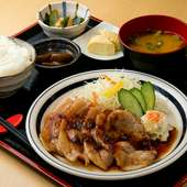 「京の都もち豚」を手作りのタレに絡めて焼く。肉の甘味と生姜の香りが食欲をそそる『豚の生姜焼き定食』