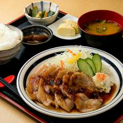 「京の都もち豚」を手作りのタレに絡めて焼く。肉の甘味と生姜の香りが食欲をそそる『豚の生姜焼き定食』