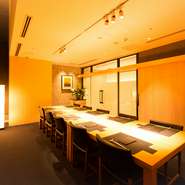 和モダンの意匠を配した個室を2室（6～10名様用1室、4～5名様用1室）、半個室を1室（5～6名様）ご用意。プライベート感が高い空間なので、接待や商談、ご会食やお顔合わせなどにぴったりです。
