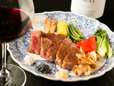 黒毛和牛や高級魚介に合う世界のワインを厳選。レアな銘柄も豊富