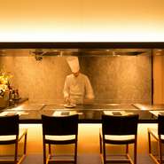 国際都市東京の中心・銀座にふさわしく、英語での接客対応も可能な料理人が在籍。ヨーロッパの五ツ星ホテルの鉄板焼レストランで腕をふるっていた総料理長を中心に、最高のパフォーマンスでお迎えいたします。