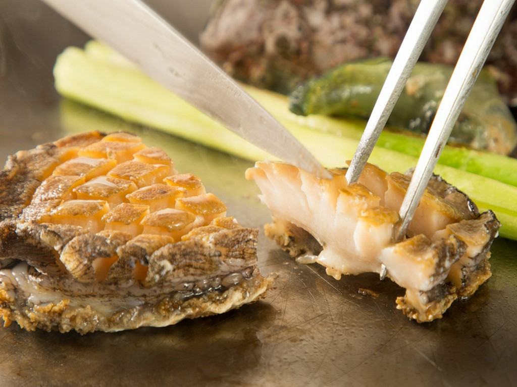 『活鮑の鉄板焼』