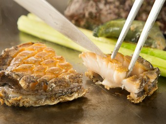 『活鮑の鉄板焼』