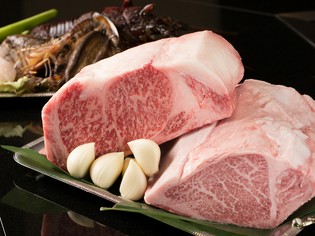 食材そのものの味が、鉄板焼で頂点に高まるA5和牛と新鮮魚介