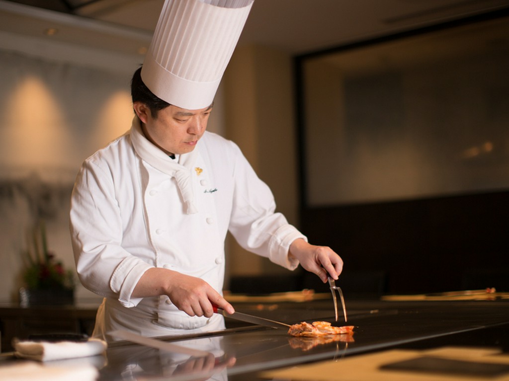 鉄板焼の醍醐味を料理人が目の前で披露しながら、心を込めて接客