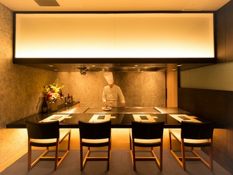 銀座の高級鉄板焼で大切な方をおもてなし。英語での接客も可能
