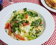 旬の地場野菜をベーコンでいためオリーブオイルで仕上げた野菜たっぷりヘルシーパスタ常連のお客様にも大人気です。
【アレルギー情報】小麦