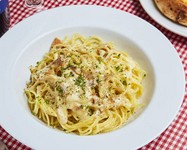 言わずと知れたイタリアの銘品。幸せのパスタは、お子様から年配の方まで楽しんで
いただいております。まったりとした食感が後を引く一品です。
【アレルギー情報】卵・乳・小麦