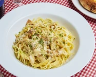 言わずと知れたイタリアの銘品。幸せのパスタは、お子様から年配の方まで楽しんで
いただいております。まったりとした食感が後を引く一品です。
【アレルギー情報】卵・乳・小麦