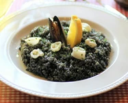 魚介うまみたっぷり吸った真っ黒なパエリアは贅沢な味