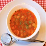 イタリア語の具だくさんのスープという意味のミネストローネ、野菜スープの定番はブイヨンでコトコト煮込み 野菜の甘みがしみ込んだ具だくさんのスープに季節の地場野菜を入れたオリジナルミネストローネなります。