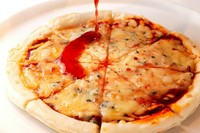 越谷産いちごジャムをにかけ甘いピッザに仕上がつています
チーズとの相性が抜群です