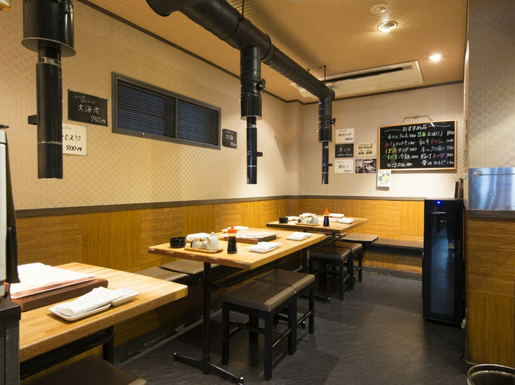 仲間とわいわいしながら、ホルモンに舌鼓を打つ