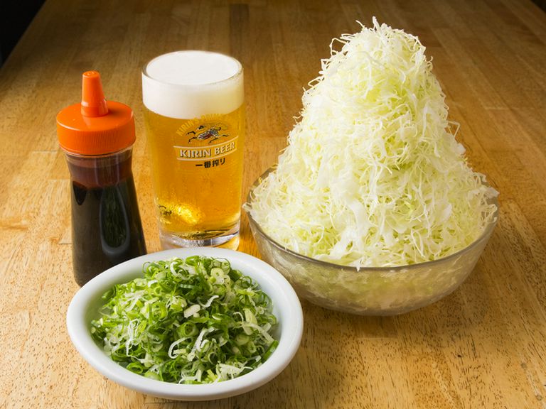 お通しの千切りキャベツをはじめ、野菜類も充実