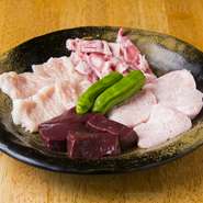 当店のホルモンは女性の皆様にも食べれるように小さめにカットしています。またたっぷりのキャベツ盛りやネギ盛りで野菜もバッチリ。まさにヘルシー女子会に打って付け！もちろん厚切りのお肉もご用意してますので！