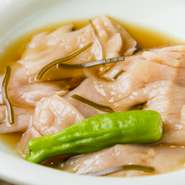 貝を昆布醤油に漬けた料理をイメージし、貝の代わりにミノを使って商品開発したところ、その旨さにびっくり。お客さんの評判もよく、新たなおつまみとして定着しています。				