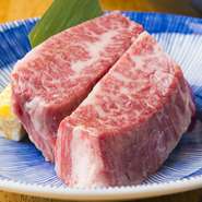 牛の横隔膜であるハラミを、丸ごと一頭分仕入れているから出せる『厚切りハラミ』。ハラミのおいしさを思う存分食べられるこの一品は、ボリュームたっぷりでコスパが高いと評判です。				