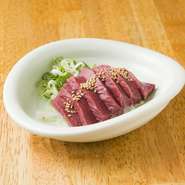 毎日市場から新鮮なホルモンを仕入れているため、刺身のメニューも充実しています。なかでも『ハツ刺』はクセが無くて食べやすいほか、シャキシャキした歯ごたえが楽しめます。ぜひ一度お試しください。				