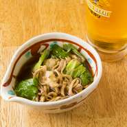 モツを茹で、特製たれで和えた『酢モツ』は、さっぱりいただける一品。当店ではコプチャンを使っているため脂がとろけ、旨みが広がります。また、脂が固まらないよう、温かいまま提供しているのも特徴です。				